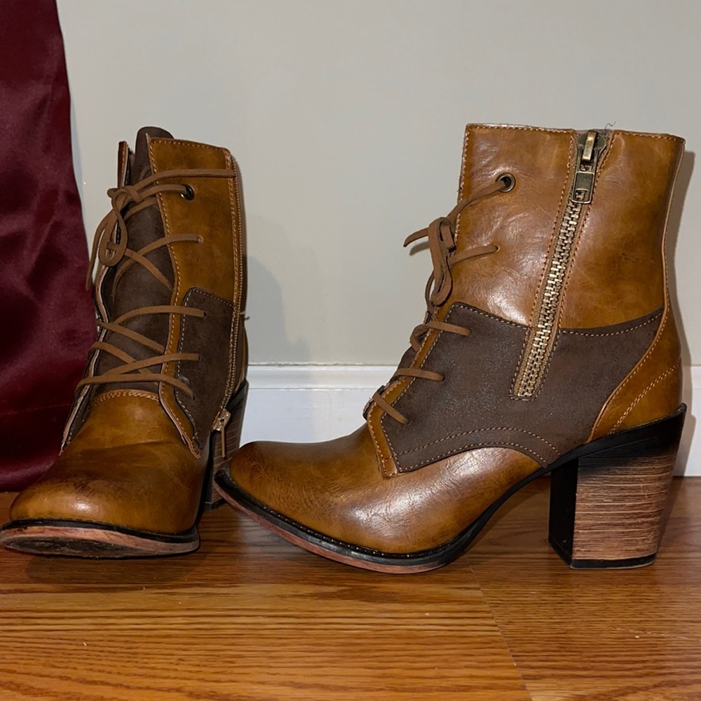 Unique, vintage style heeled boot, side zip, size 8.5